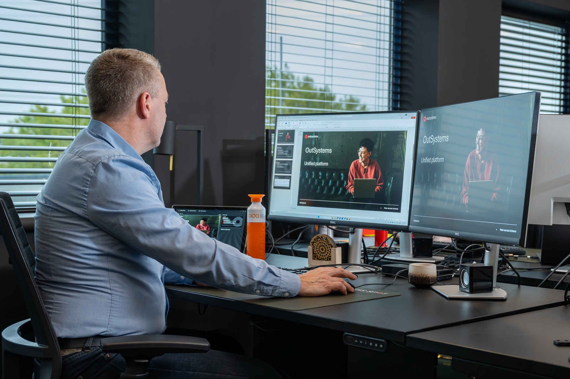 ADA specialist werkt aan OutSystems software op kantoor, waar low-code ontwikkeling, architectuur en kwaliteit samenkomen.