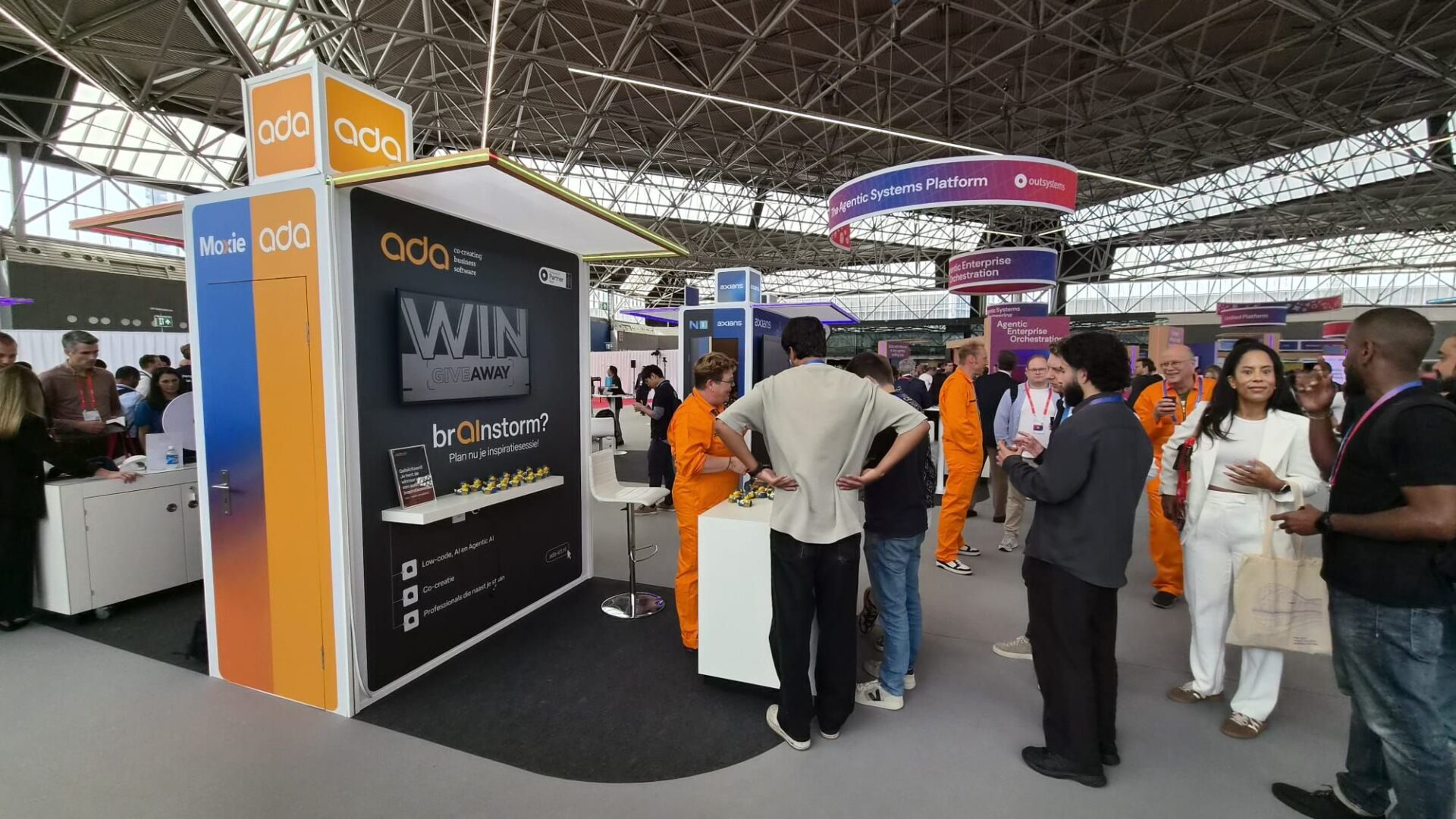 ADA ICT stand op OutSystems ONE 2026 met bezoekers, gesprekken en aandacht voor AI, low-code en OutSystems-oplossingen.
