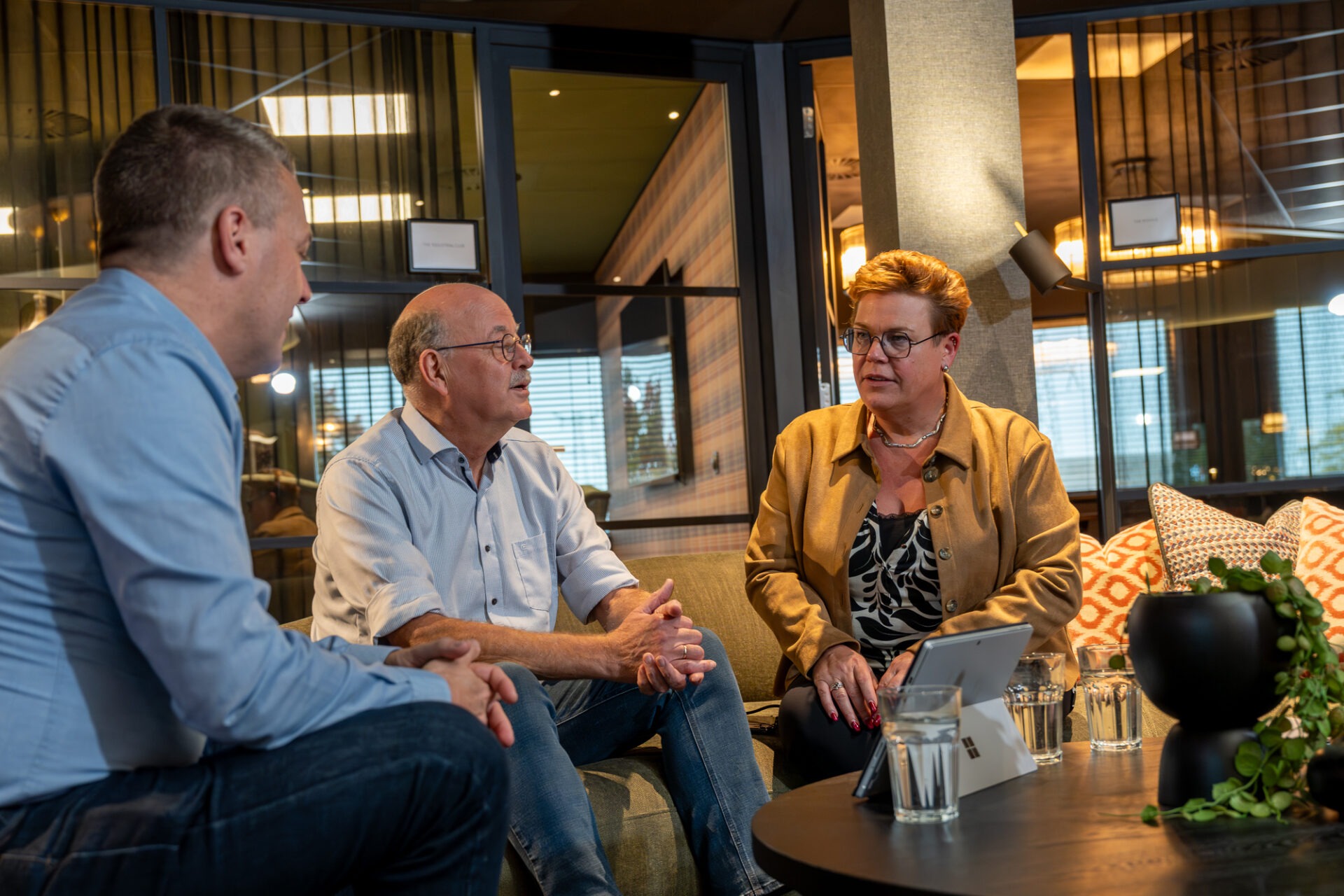 Adviesgesprek tussen drie professionals van ADA ICT over de vraag achter de vraag, voordat er een regel software voor de oplossing wordt gebouwd.